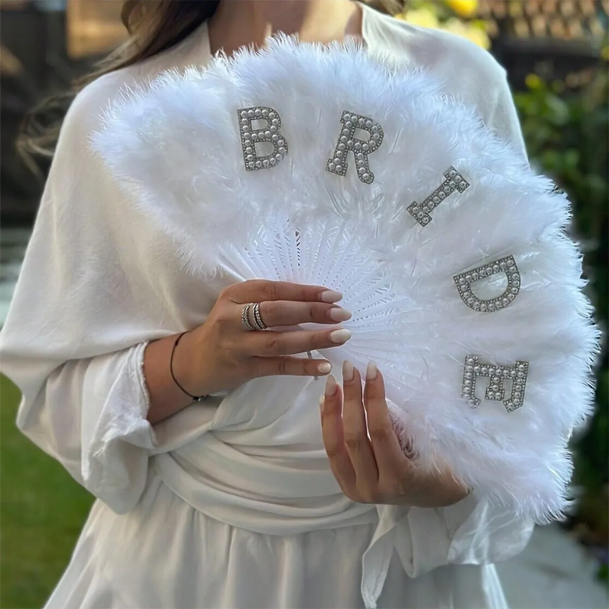 Abanico de mano de plumas blancas para novia, con diamantes de imitación, letra de novia, despedida de soltera, regalo de boda, foto de boda, decoración, 2026