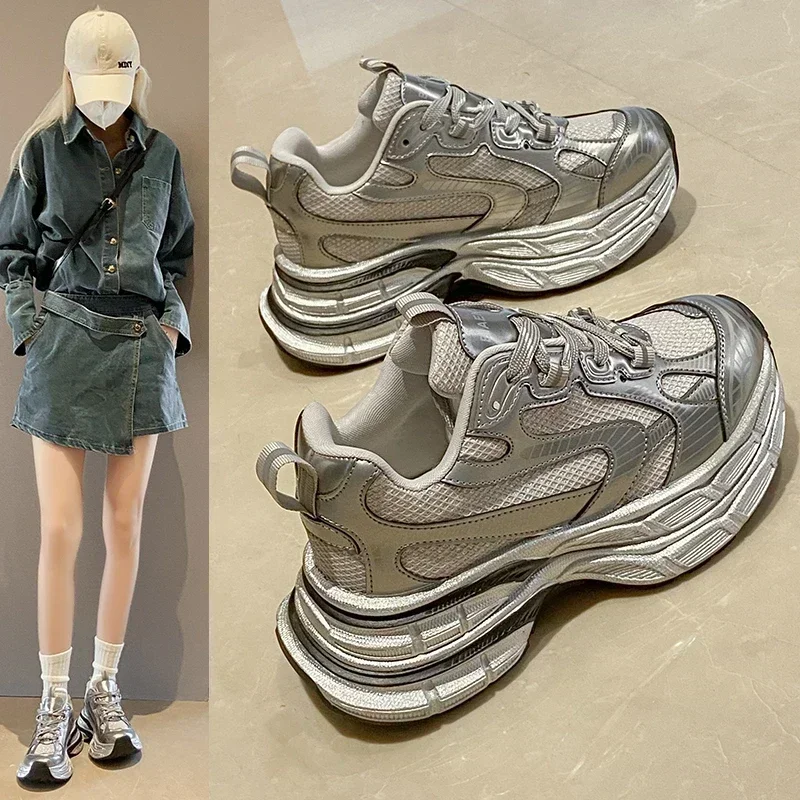 أحذية رياضية نسائية مكتنزة بيضاء فاخرة للسيدات للجري أحذية رياضية كاجوال عصرية خفيفة رياضية للياقة البدنية أحذية شبكية بكعب متوسط