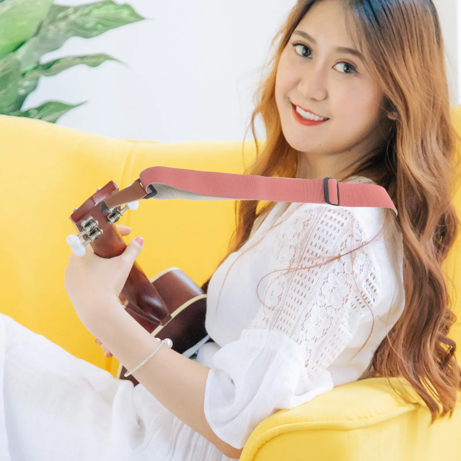 

Ремешок для укулеле из высококачественной оксфордской ткани, прочный, износостойкий, нескользящий, надежно фиксирует, обеспечивает комфорт и долговечность.