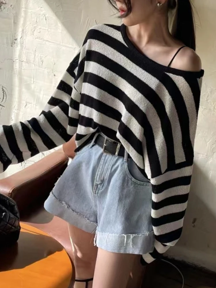 เสื้อถักไหมพรมบางสำหรับผู้หญิงสไตล์เกาหลี ดีไซน์พับได้ สไตล์ลำลอง เซ็กซี่ แฟชั่นต้นฤดูใบไม้ผลิ ลายทางบาง