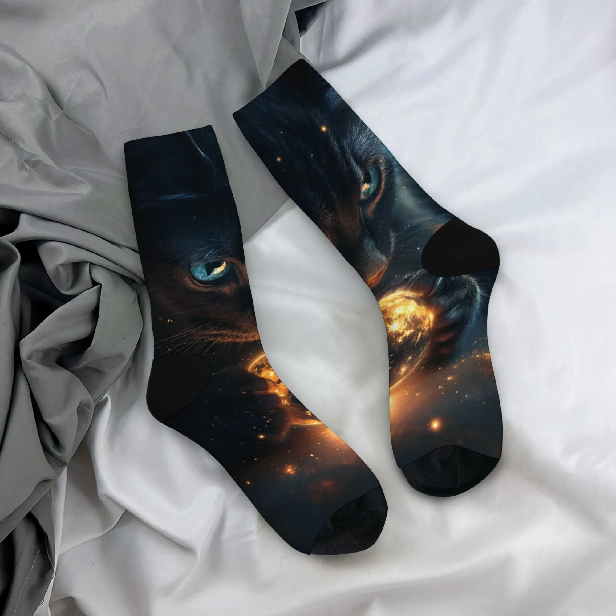 Mysterieuze Zwarte Kat in een Fantasie Universum Sokken Nieuwigheid Gelukkige Herensokken Ademend Antislip Buitensportsokken Feestcadeau