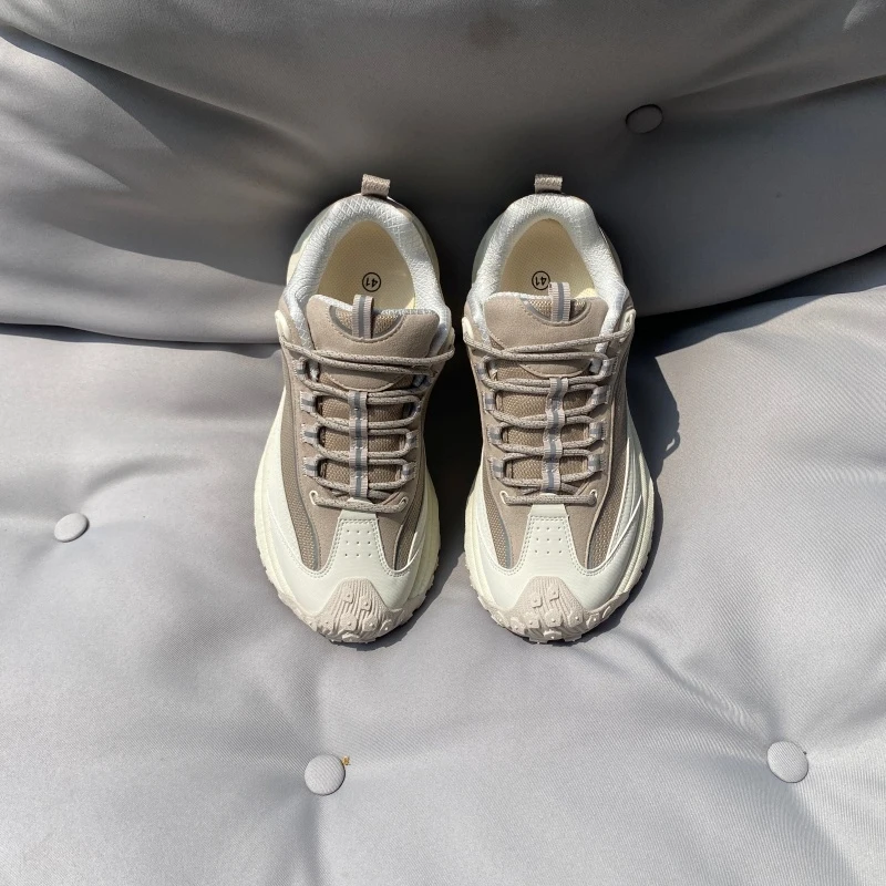 

Мужские кроссовки в стиле Dad Shoes светло-абрикосового цвета с цветовыми блоками, на толстой подошве, функциональные для активного отдыха, ветрозащитные, противоскользящие и износостойкие, для походов, AV.