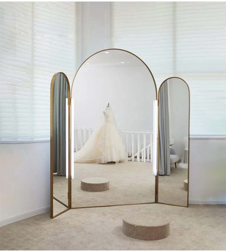 Personalizzato. Personalizzato. Personalizzato. Dimensioni complete Personalizza Negozio di abiti da sposa Hree Fold Colore oro Grande specchio con struttura in metallo a pavimento a figura intera