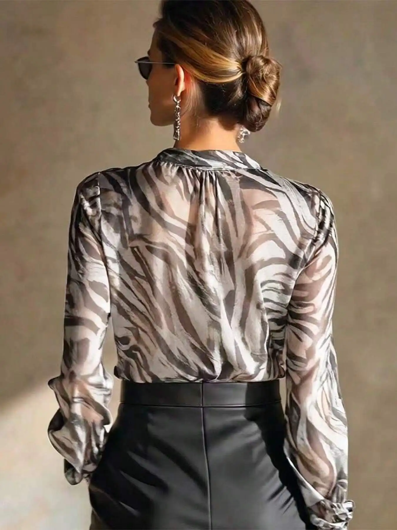 Damen-Zebra-gestreiftes V-Ausschnitt-Langarmshirt, lässiges, bequemes, sexy Oberteil mit gebundenen Ärmeln – Detail 3