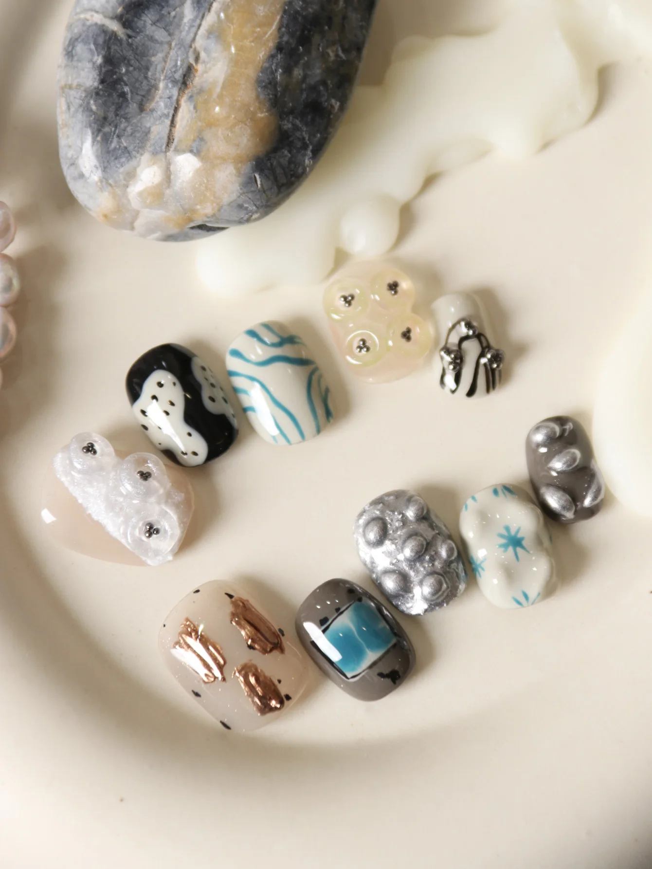 10 Uñas Postizas Cortas Negras y Verdes con Graffiti Acrílico, Incluye 1 Hoja de Adhesivos y 1 Mini Lima