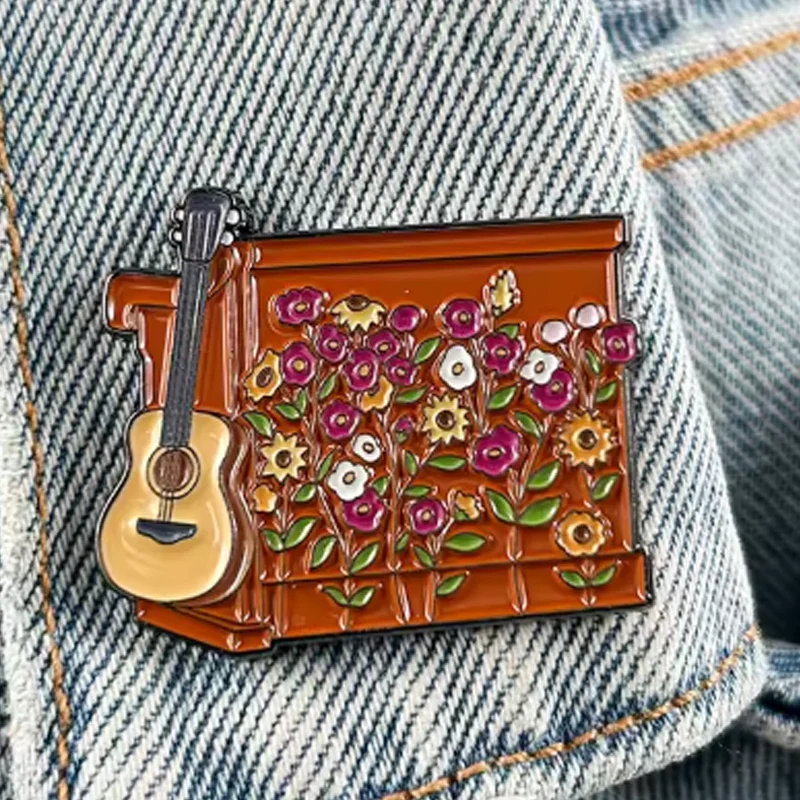 World Tour Überraschungslieder Klavier-Gitarren-Emaille-Pin Blumen-Klavier-Abzeichen Sänger-Fan-Geschenk Sammlerstück Souvenir Konzert-Accessoires