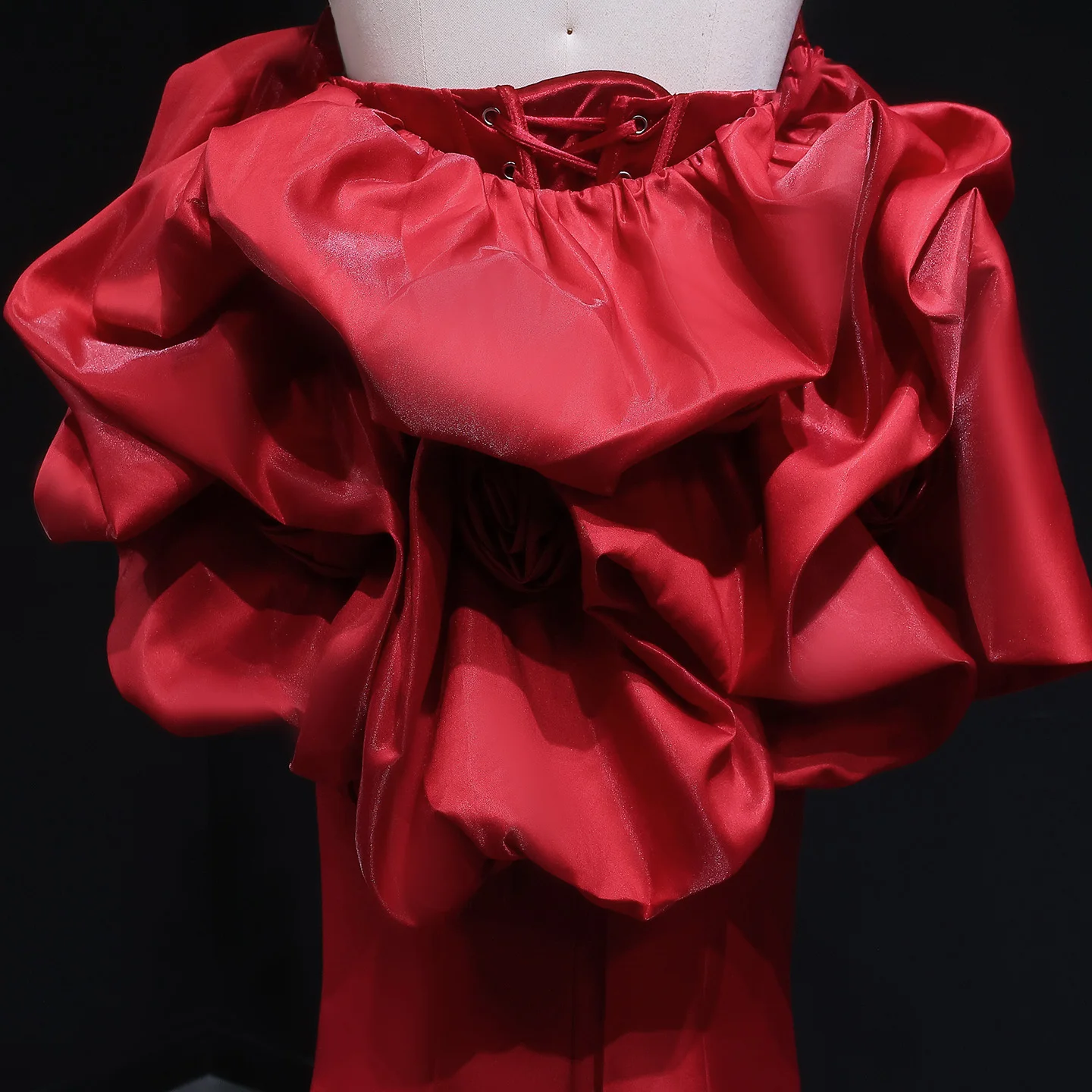 Sharon Said Elegantes weinrotes Meerjungfrau-Abendkleid mit Umhang, 3D-Blumen, Rüschen, Satin, Damen-Hochzeitsparty-Kleider SF200, individuell gestaltet
