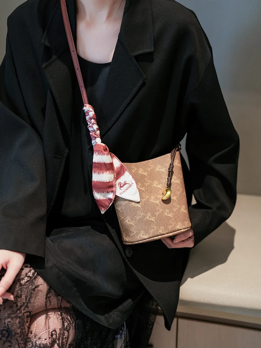 

2025 Vintage Underarm Bucket Bag, Women's Luxe Shoulder Purse, Day to Night Crossbody, Casual Sling Bag, Minimalist Leather Bag