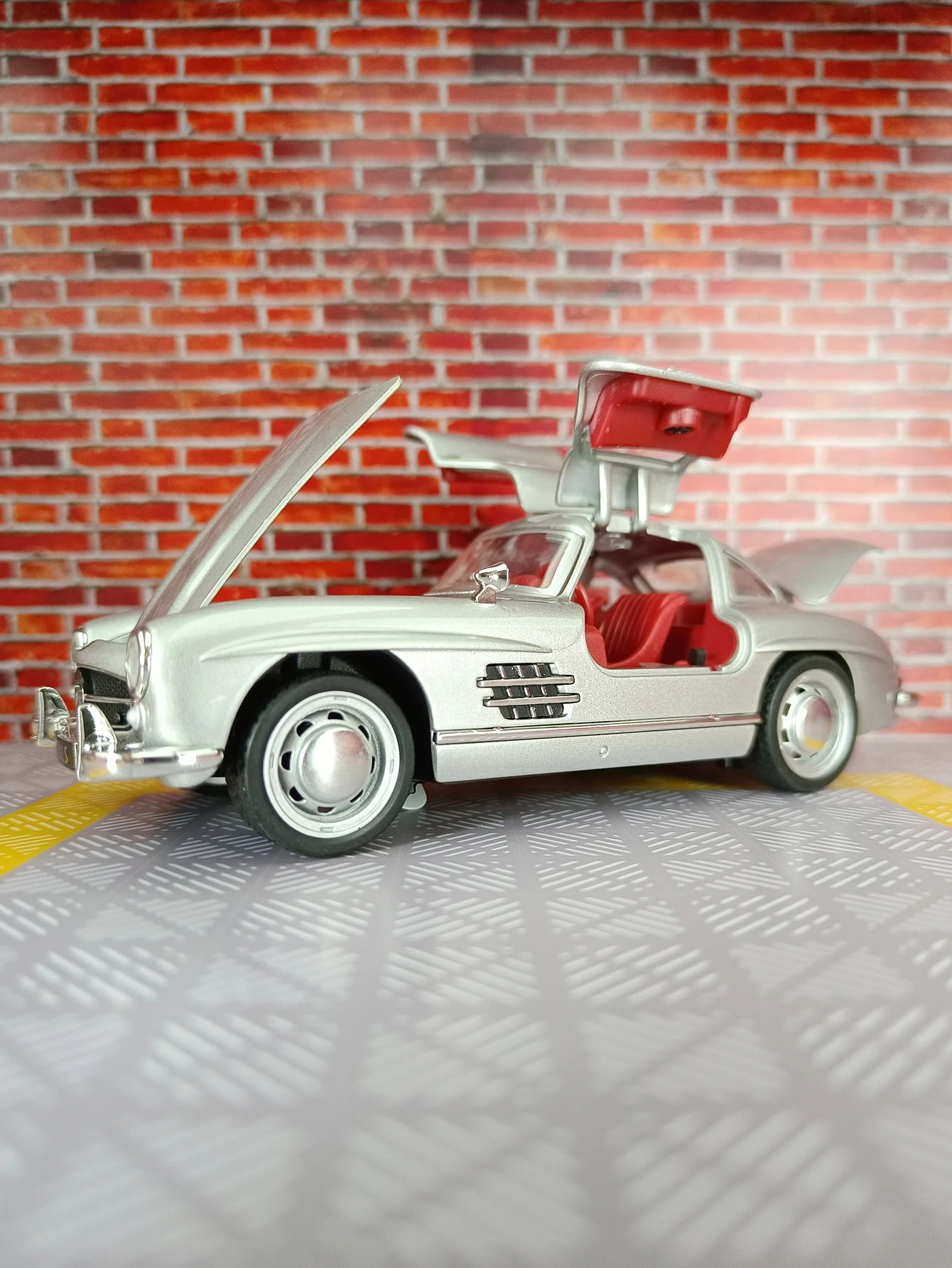 1:32 Mercedes-Benz 300SL Classic Car Alloy Diecast Car Model Sound Light Children's Toy Collectibles Hobbies Birthday Gifts