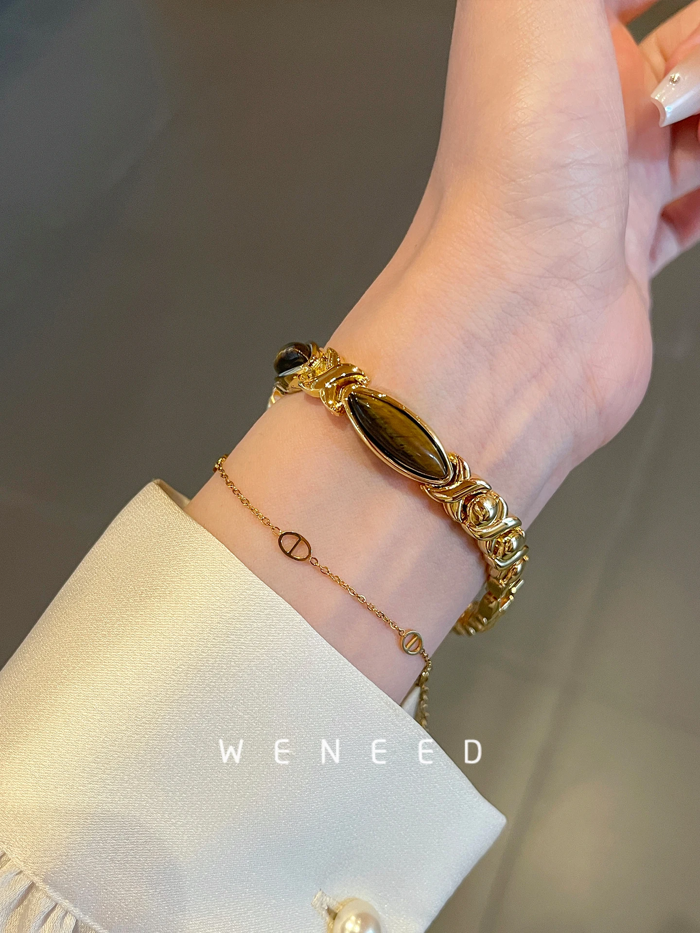 ساعة يد نسائية أنيقة، طراز عتيق، فاخرة ومتطورة، قرص صغير، حزام فولاذي أنيق، ساعة نسائية عصرية.