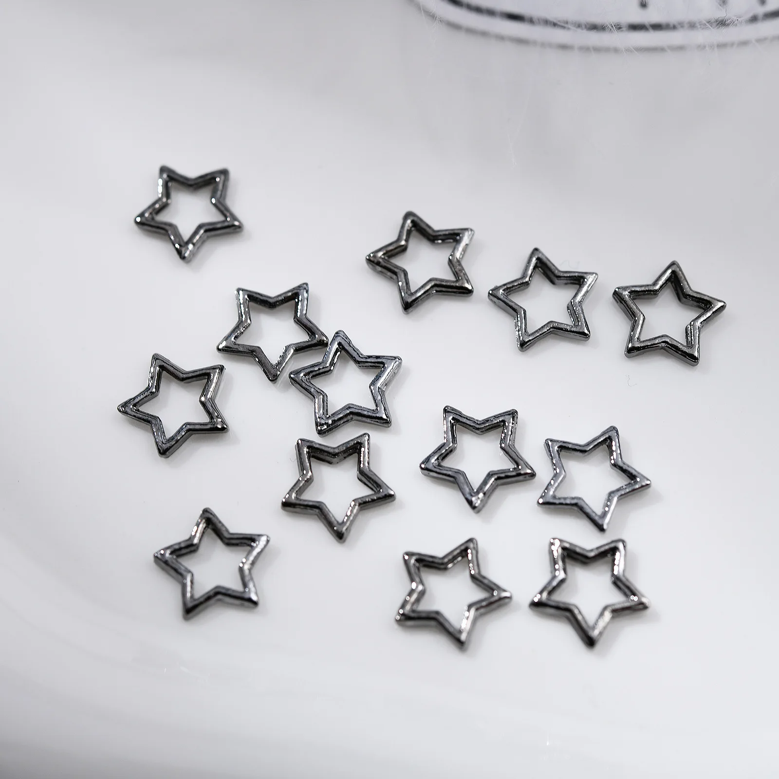 50 Uds. De dijes de aleación de estrella hueca para uñas, decoración artística de uñas de Color dorado, plateado, blanco, K y negro, joyería de estrellas de Metal 3D DIY, parte para uñas D2