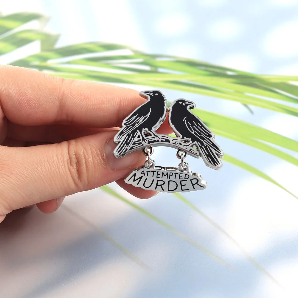 Lustiger Mordversuch Emaille-Pin Zwei Krähen auf einem Ast Brosche Dunkler Humor Krähen-Abzeichen Metall-Anstecknadel Schmuck Geschenk für Freunde B – Detail 4