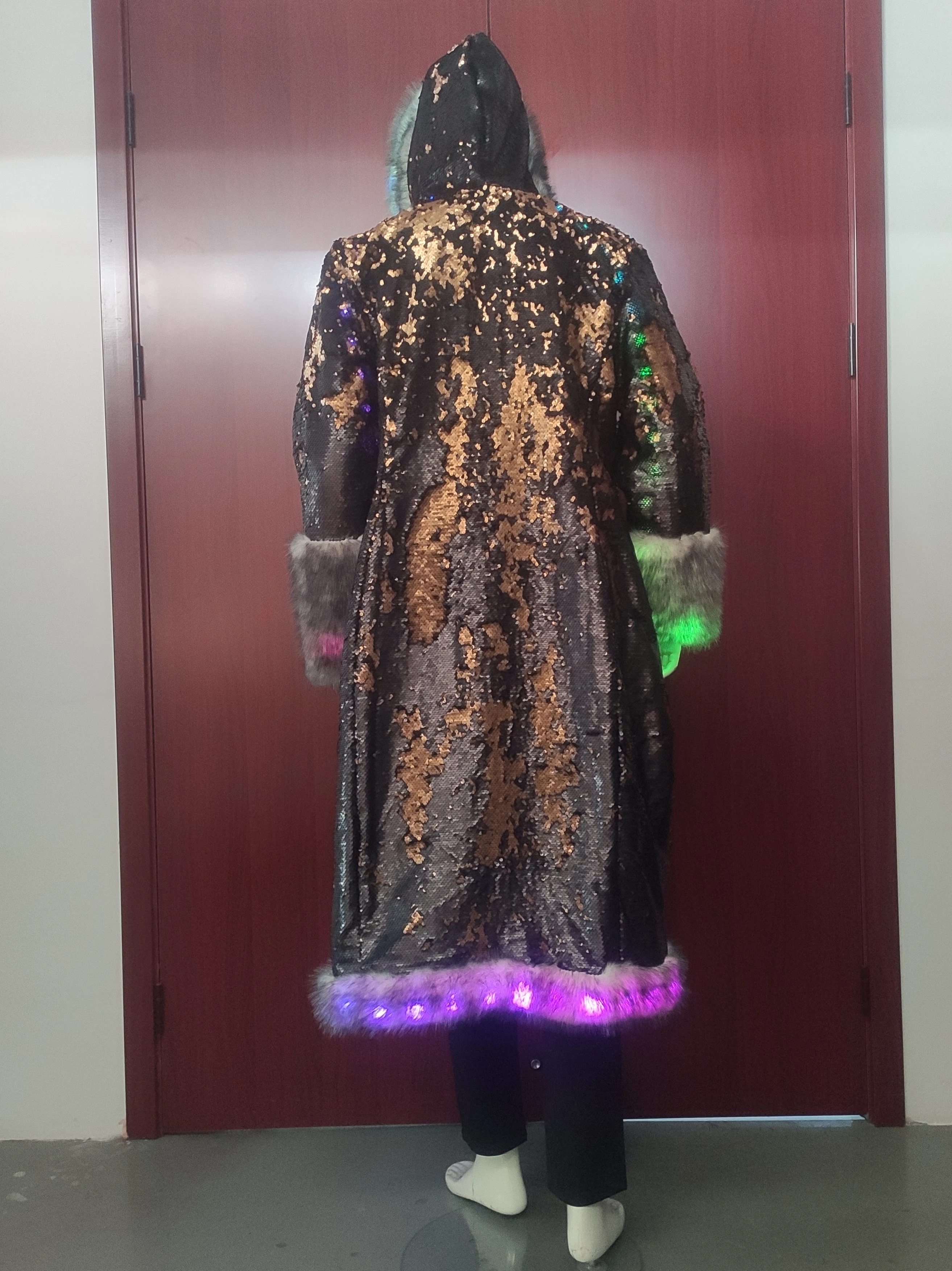 جديد LED زي فو الفراء معطف طويل مقنع فلاش الملابس حرق رجل الملابس الرجال معطف الفرو فو