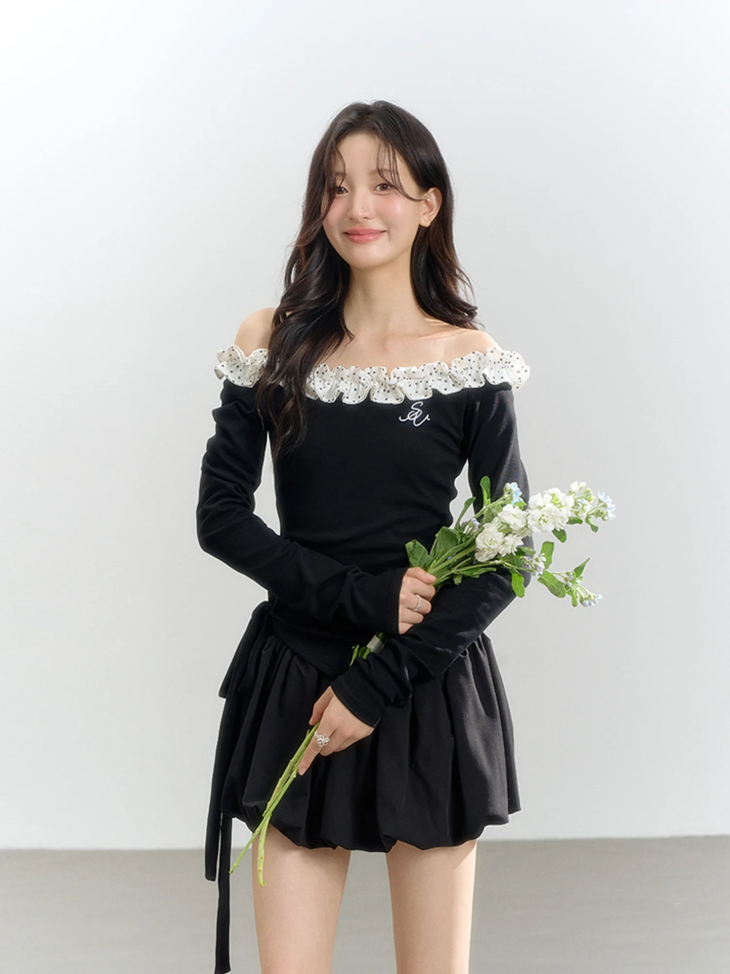 

Женская длинная футболка INSLiiSA в горошек на одно плечо, с эффектом утончения талии, повседневная, из смесового хлопка, комфортная посадка