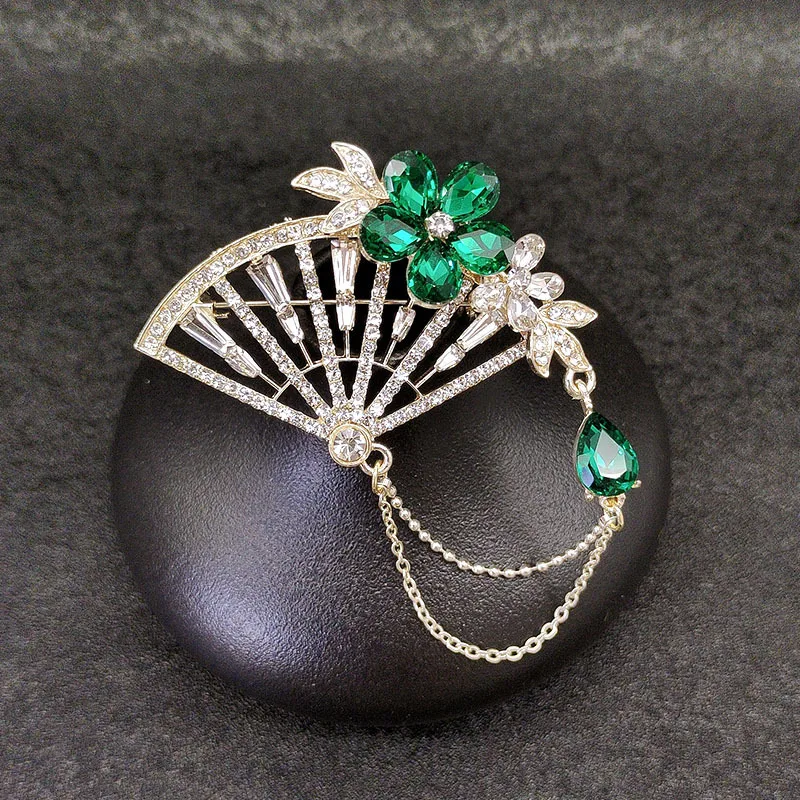 

High-end niche new Chinese-style fringed fan-shaped brooch, elegant and luxurious emerald brooch