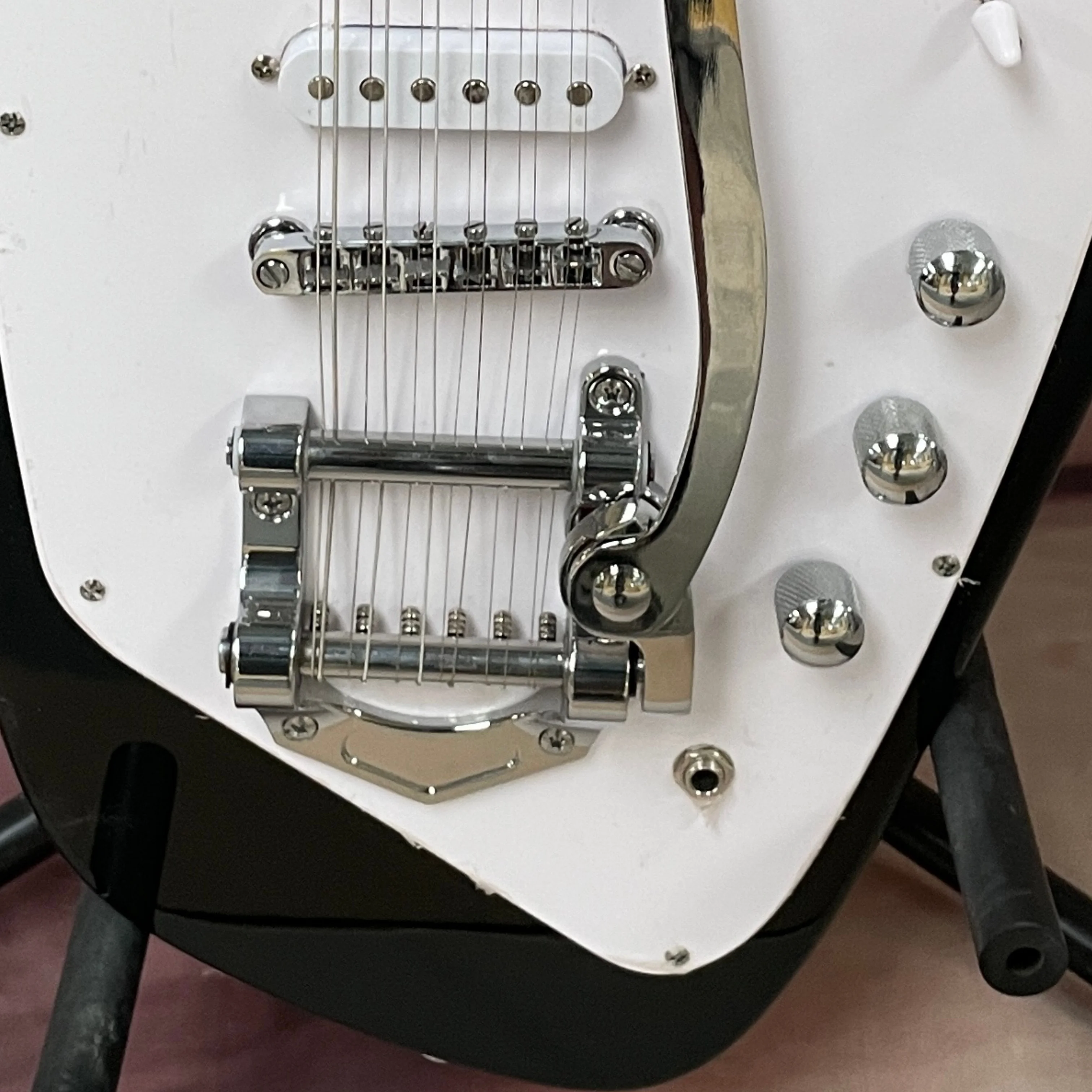 12-string electric guitar with rosewood fingerboard, SSS pickups, tremolo system guitars—rare collectible electric guitarra