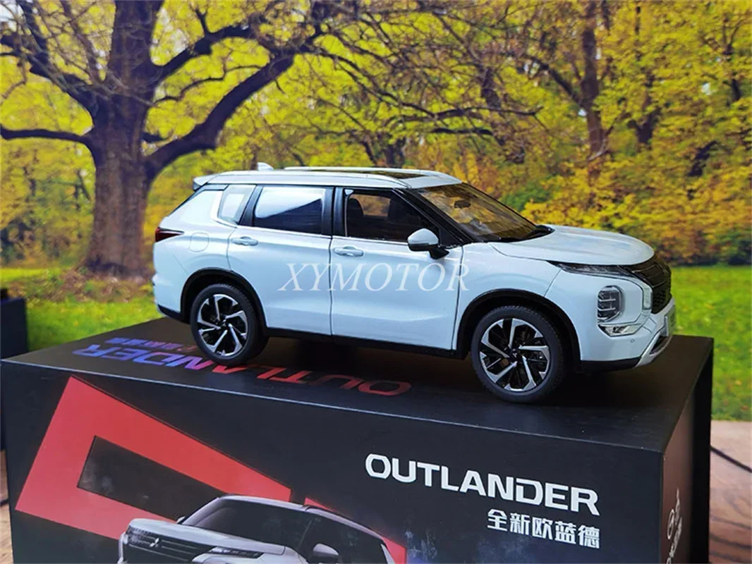 NEW 1/18 For Mitsubishi OUTLANDER SUV 2023 Metal Diecast Model Car Toys Gifts Hobby Display White/Black Collection Ornaments