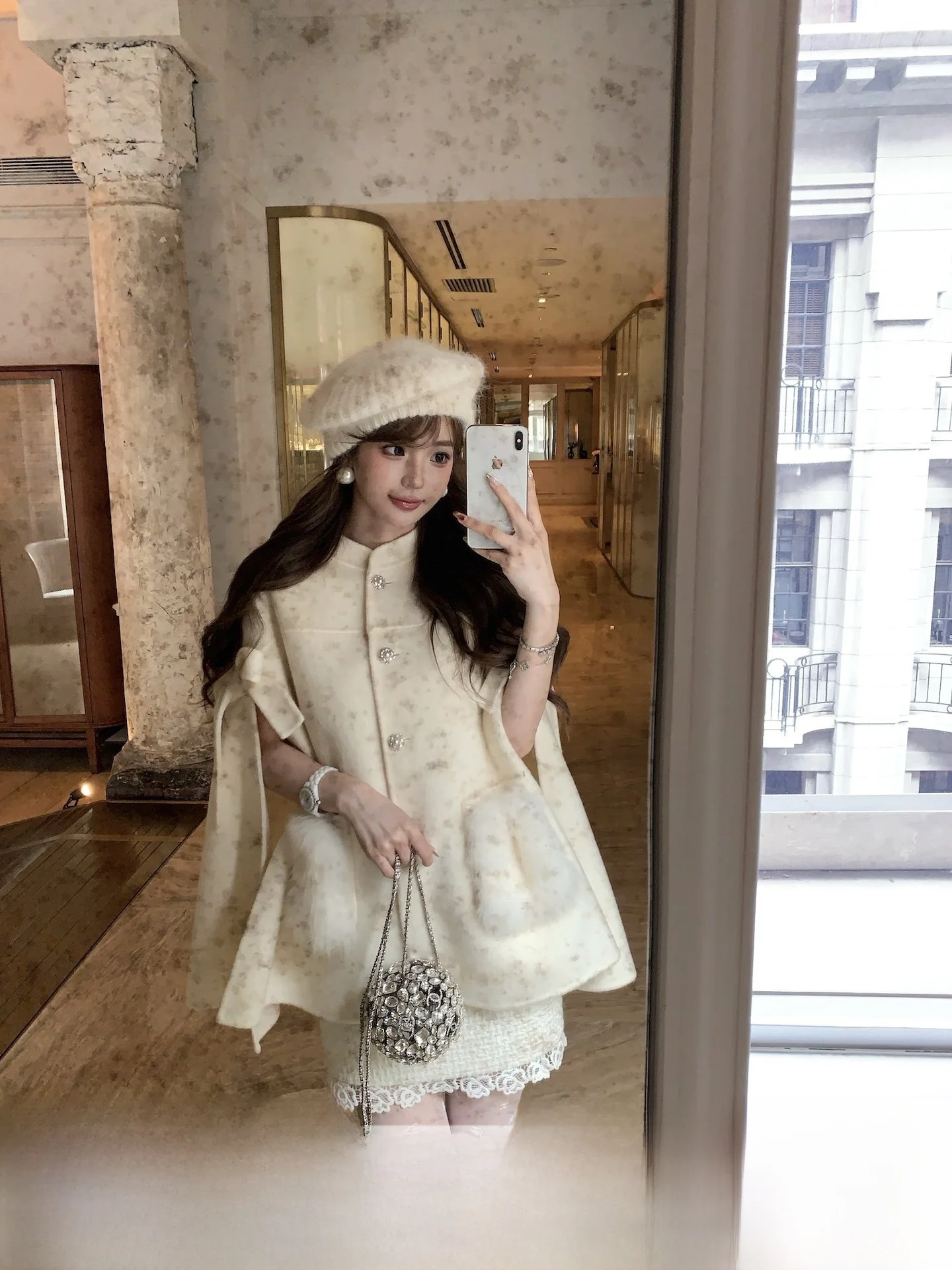 

Пальто-кейп ручной работы из двусторонней шерсти и меха от F Boutique: зимняя верхняя одежда для молодых женщин