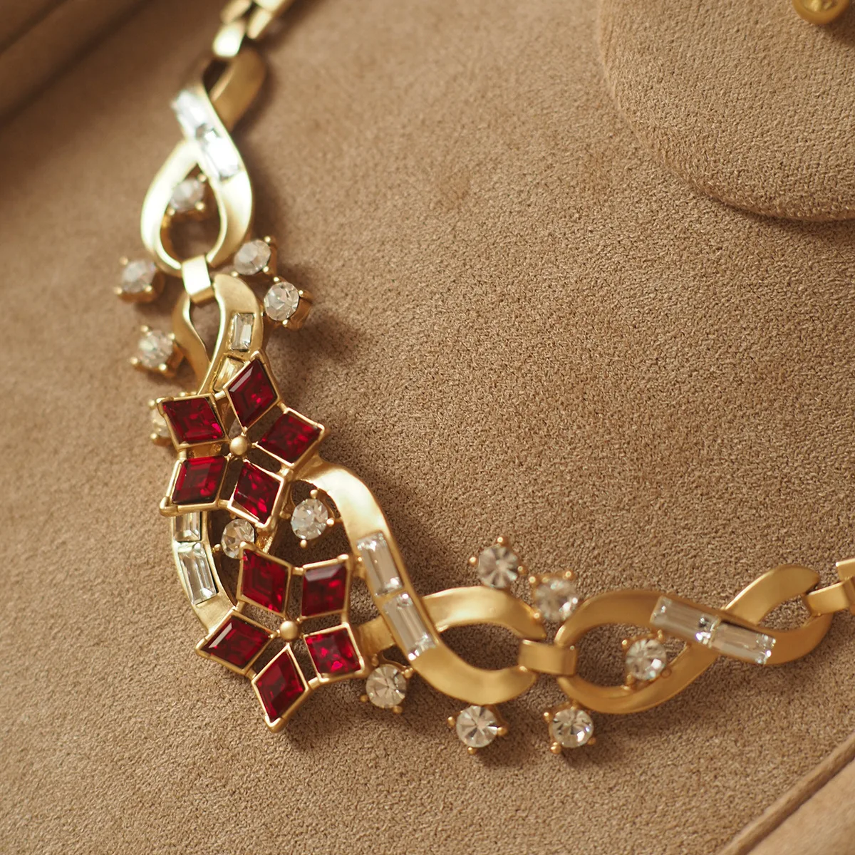 

2025 New Christmas Snowflake-Shaped Gemstone Retro Vintage Chandelier Necklace - High Luster Holiday Fashion Statement Jewelry