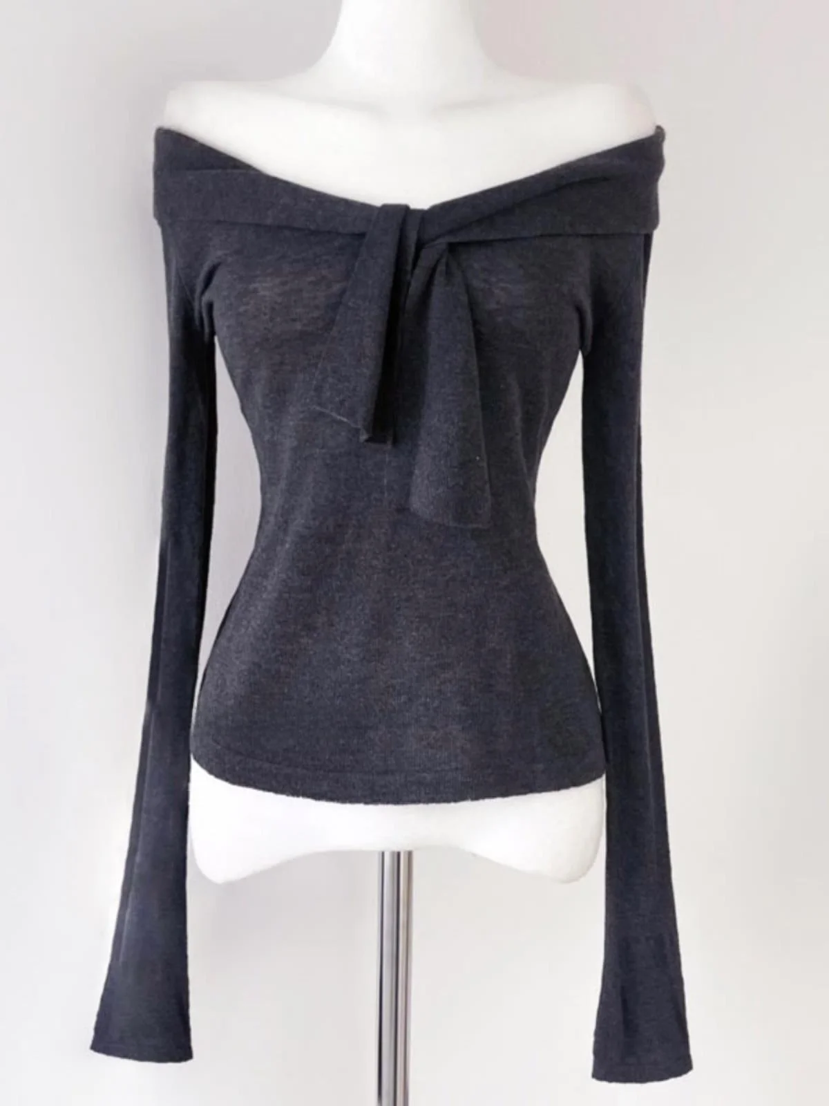 섹시한 어깨가 드러나는 해상풍 칼라 슬림핏 니트 스웨터 트렌디한 출퇴근 스타일 긴팔 레귤러 기장 솔리드 컬러 니트웨어