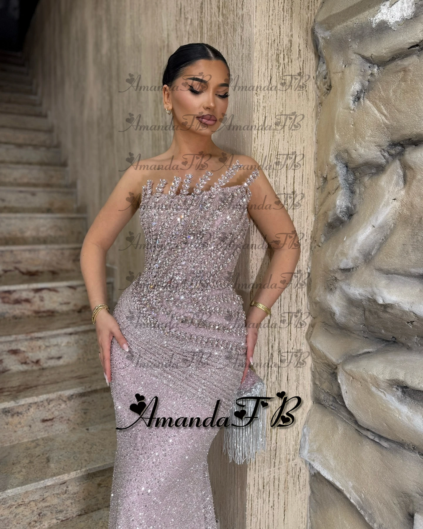 فستان سهرة من أماندا بأحجار الراين اللامعة للنساء مزين بالترتر والخرز بدون أكمام بدون حمالات فيستدوس دي غالا مخصص
