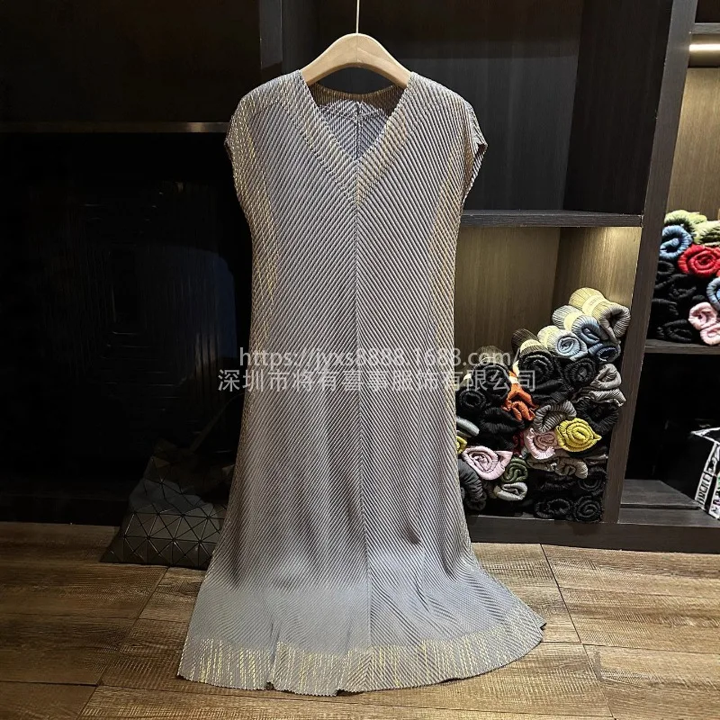 

Miyake Pleated Dress 2025 Fall New Senior Sense Stamping Pleats Loose Plus Size Commuter V-neck Summer New Fashion Dresses