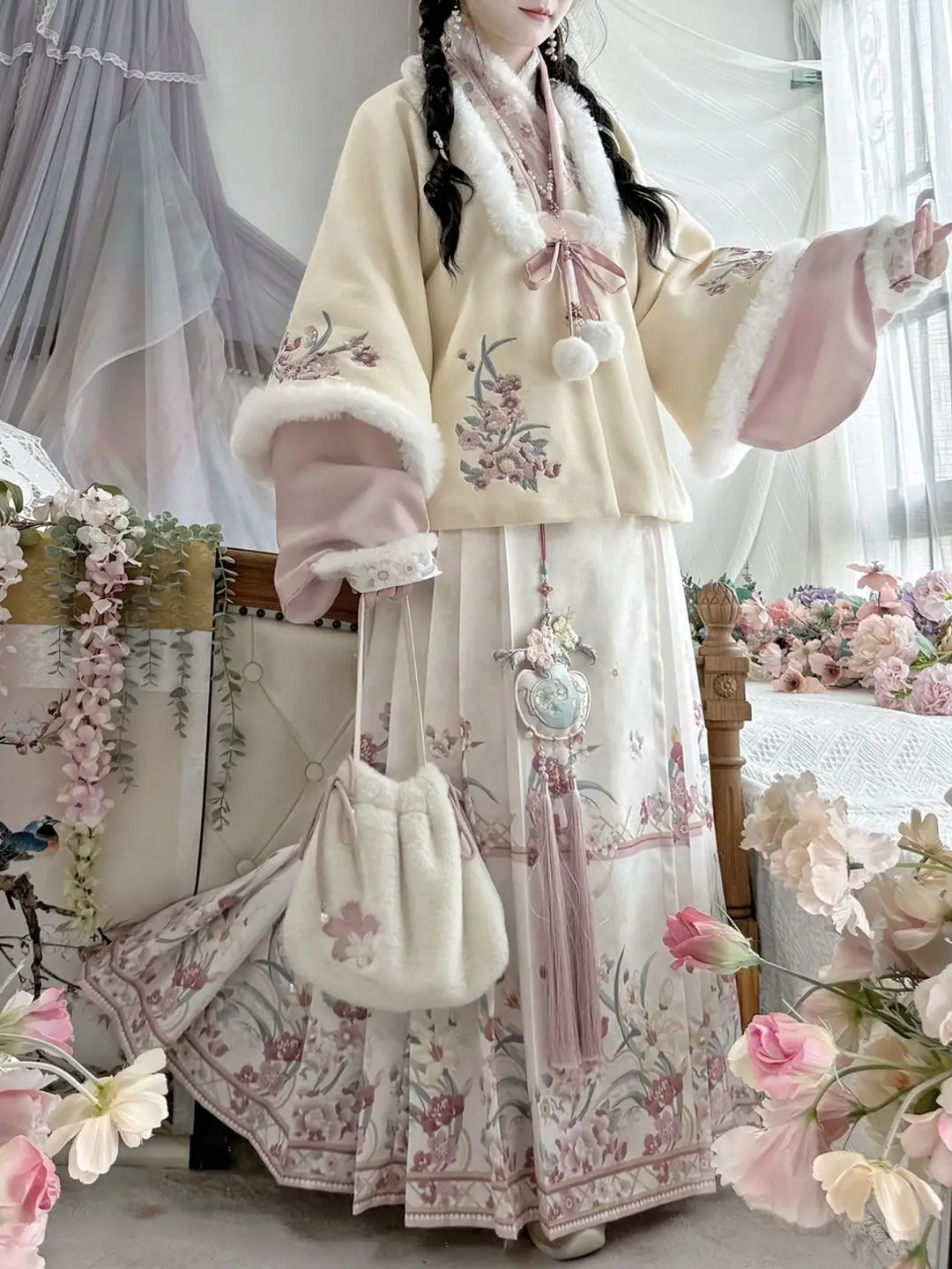 

Осенне-зимний костюм в китайском традиционном стиле для женщин: вышитый комплект с воротником-стойкой в стиле династии Мин