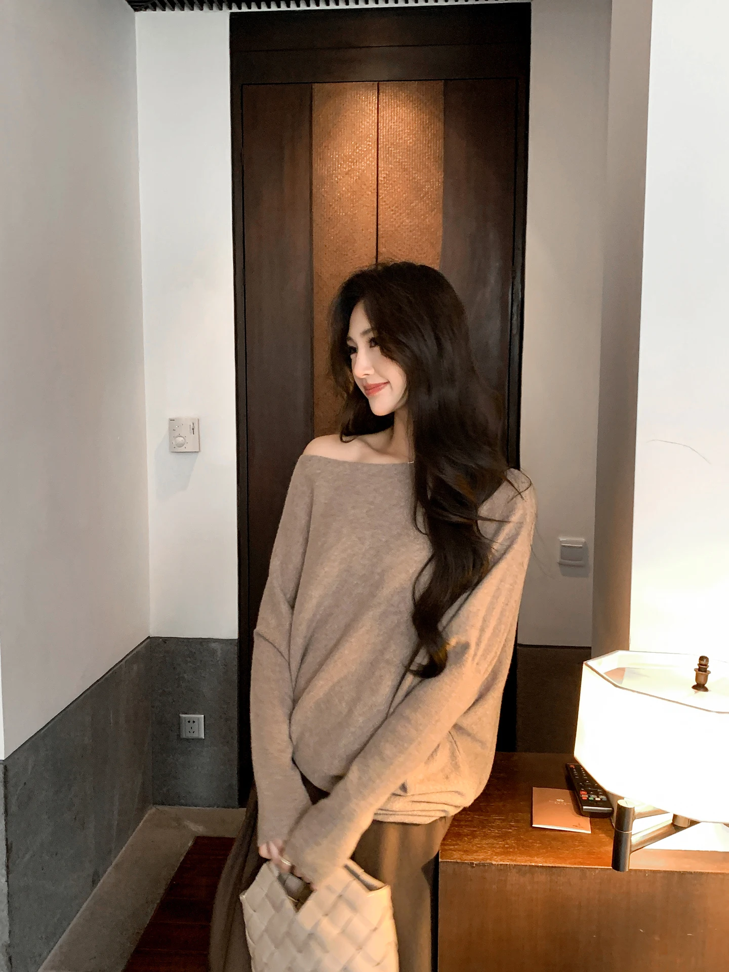 

Женский вязаный шерстяной свитер WTT с асимметричным плечом, двухцветным дизайном, для повседневной носки, с длинным рукавом, для осени и зимы