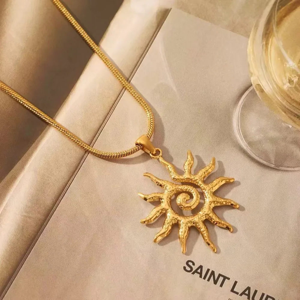 جديد الفولاذ المقاوم للصدأ الشمس قلادة الذهب اللون أنيقة الملمس المعدني قلادة مقاوم للماء خمر أنيقة الفولاذ المقاوم للصدأ ارتداء اليومي