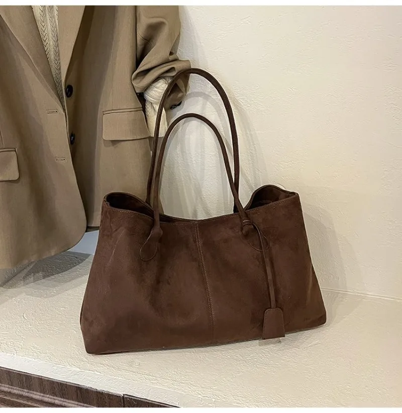 Damen-Schultertasche aus braunem Kunstwildleder, Lässiger Minimalistischer Stil für Tägliche Aufgaben, Wochenendausflüge & Alltägliche Arbeitshandtasche – Detail 14
