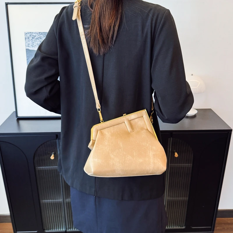 حقيبة هوبو نسائية كاجوال مصنوعة من الجلد الصناعي الناعم وتصميم داخلي واسع وخفيف الوزن ومريح للتسوق والسفر