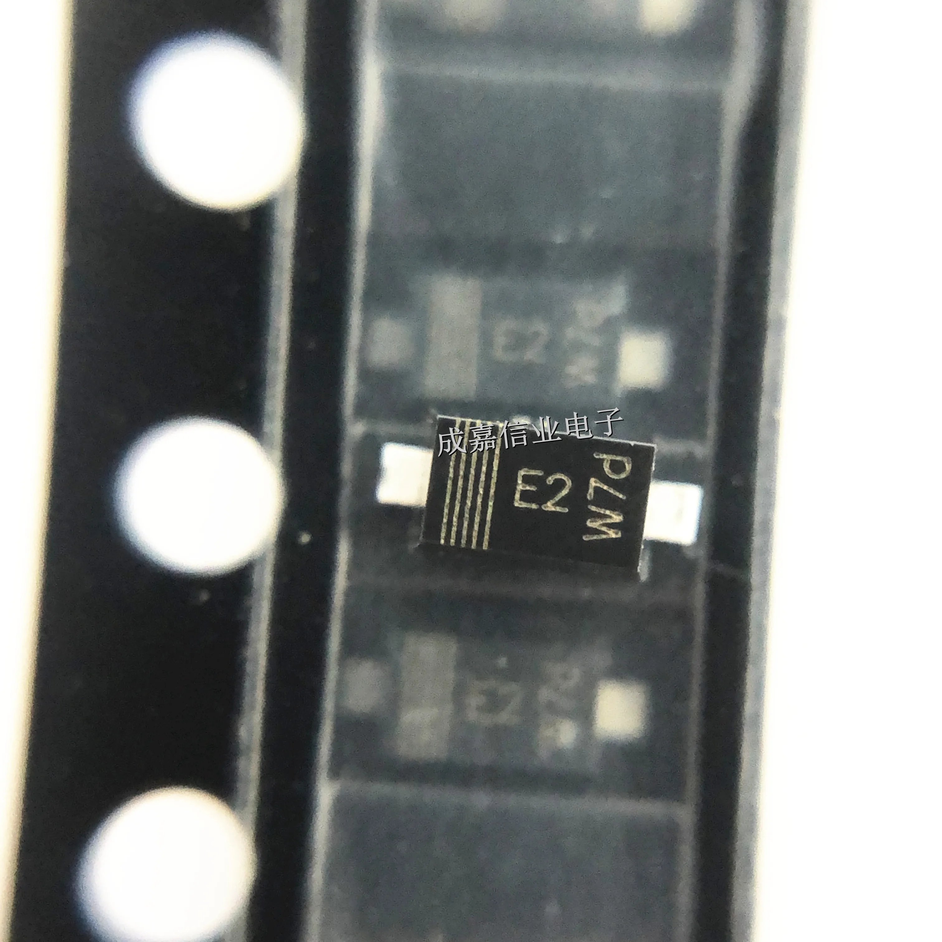

100 шт./лот BZT52H-B22,115 SOD-123-2 МАРКИРОВКА: E2 Диоды Зенера 22В 2% Рабочая температура: от -65°C до +150°C