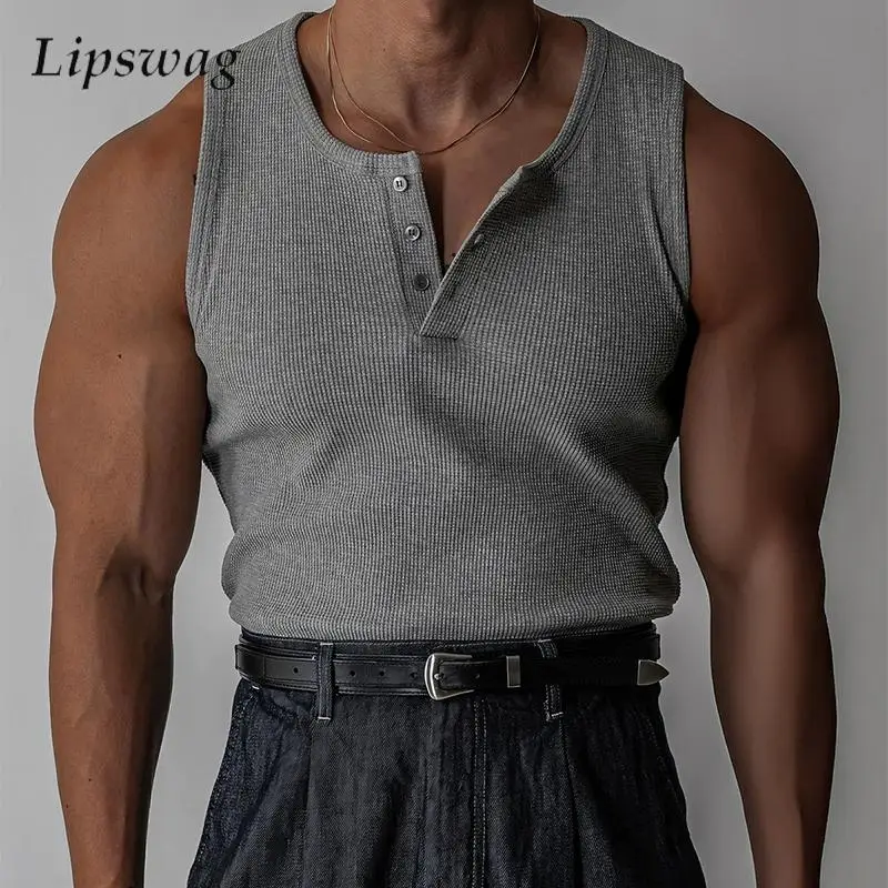 Vintage Henley-Neck Buttoned Camisoles für Herren – Sommer 2026 Sport Fitness Ärmellose Slim Stretchy Gerippte Tanktops Herren Freizeit Westen