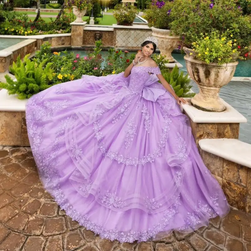 

Блестящее лавандово-фиолетовое платье Quinceanera с открытыми плечами по индивидуальному заказу, тюлевое кружевное платье с бантом, многослойное платье de 15, Quinceanera ﻿