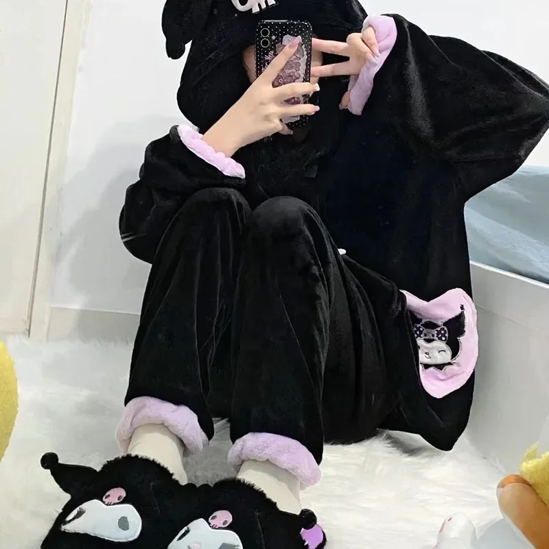 Sanrio Carino Kuromi Homewear Peluche 2 pezzi Pigiama Set Anime Ragazze Top con cappuccio Pantaloni Kawaii Inverno Coral Fleece Addensato Indumenti da notte