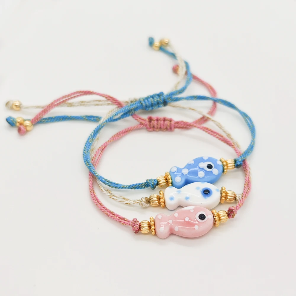 Direkt vom Hersteller: Keramik-Fisch-Charm-Armband, Verstellbarer Schiebeknoten, Buntes Geflecht, Boho-Stil, Sommer-Schmuckgeschenk für Frauen – Detail 3