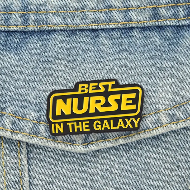 Emaille-Anstecknadel „Beste Krankenschwester der Galaxie“ im Retro-Sci-Fi-Film-Stil, Brosche für medizinisches Personal, Rucksack- und Reversabzeichen, Schmuckgeschenke – Detail 11