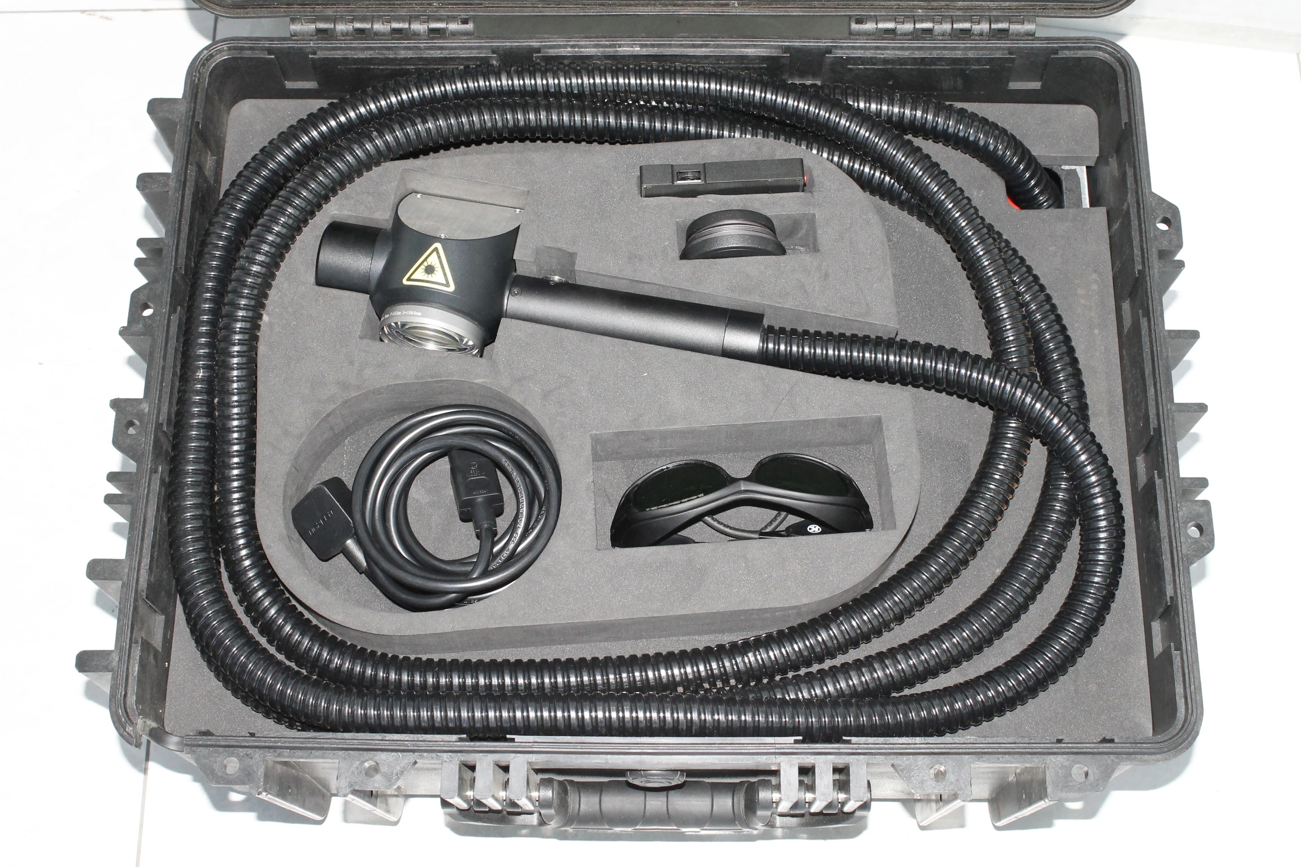 2022 BYLASER High Quality Luggage Style 100W/200W JTP Pulsed Portable Hand-held Laser Cleaner Laser Cleaning Machine