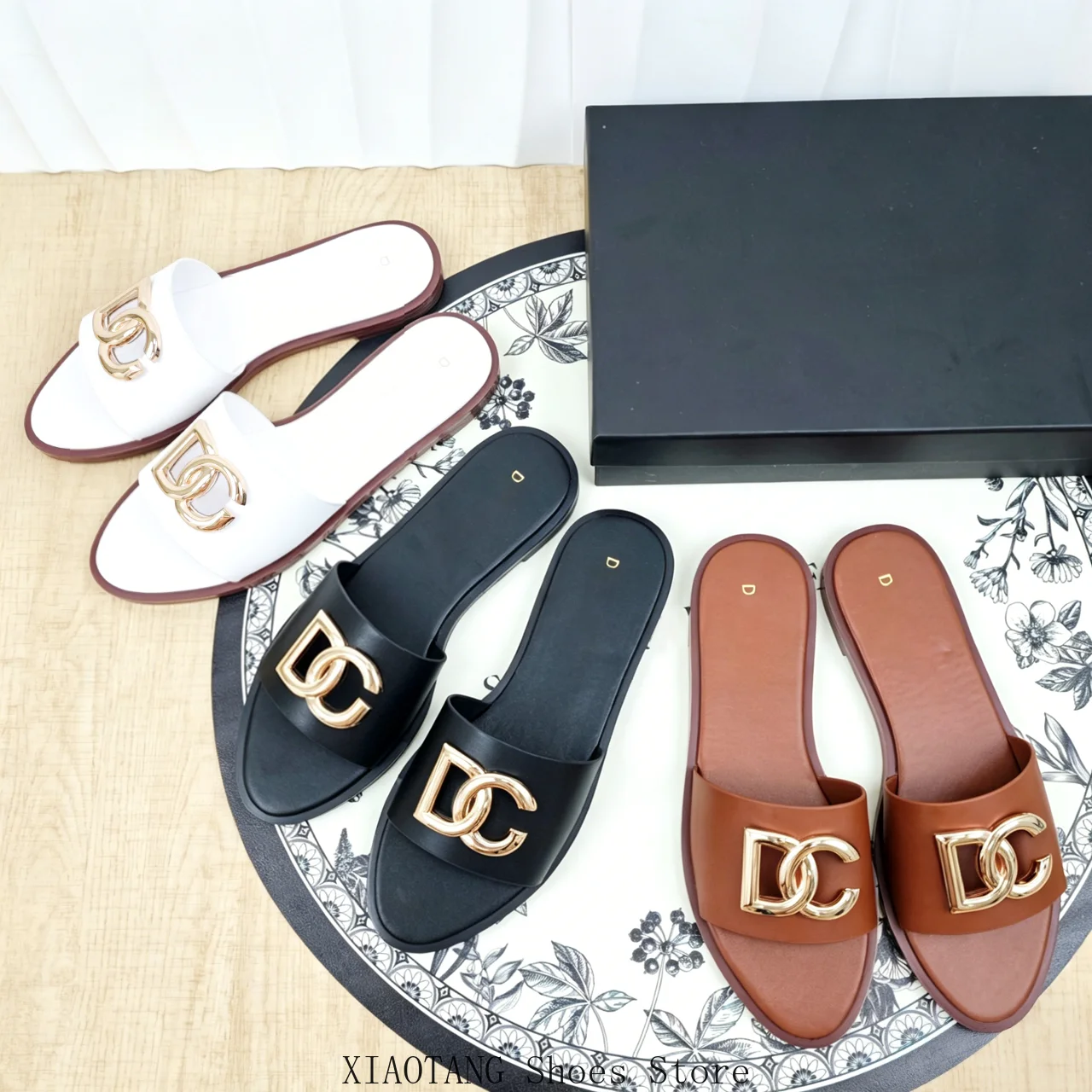 

2026 New Summer Flat Heel Embellished Slip-on Sandals, Outerwear Sandals, Stylish Fashion Flip-flops for Women, Trendy Beach Shoes, Versatile Sandals, High-end Luxury Children's Large Size Sandals.