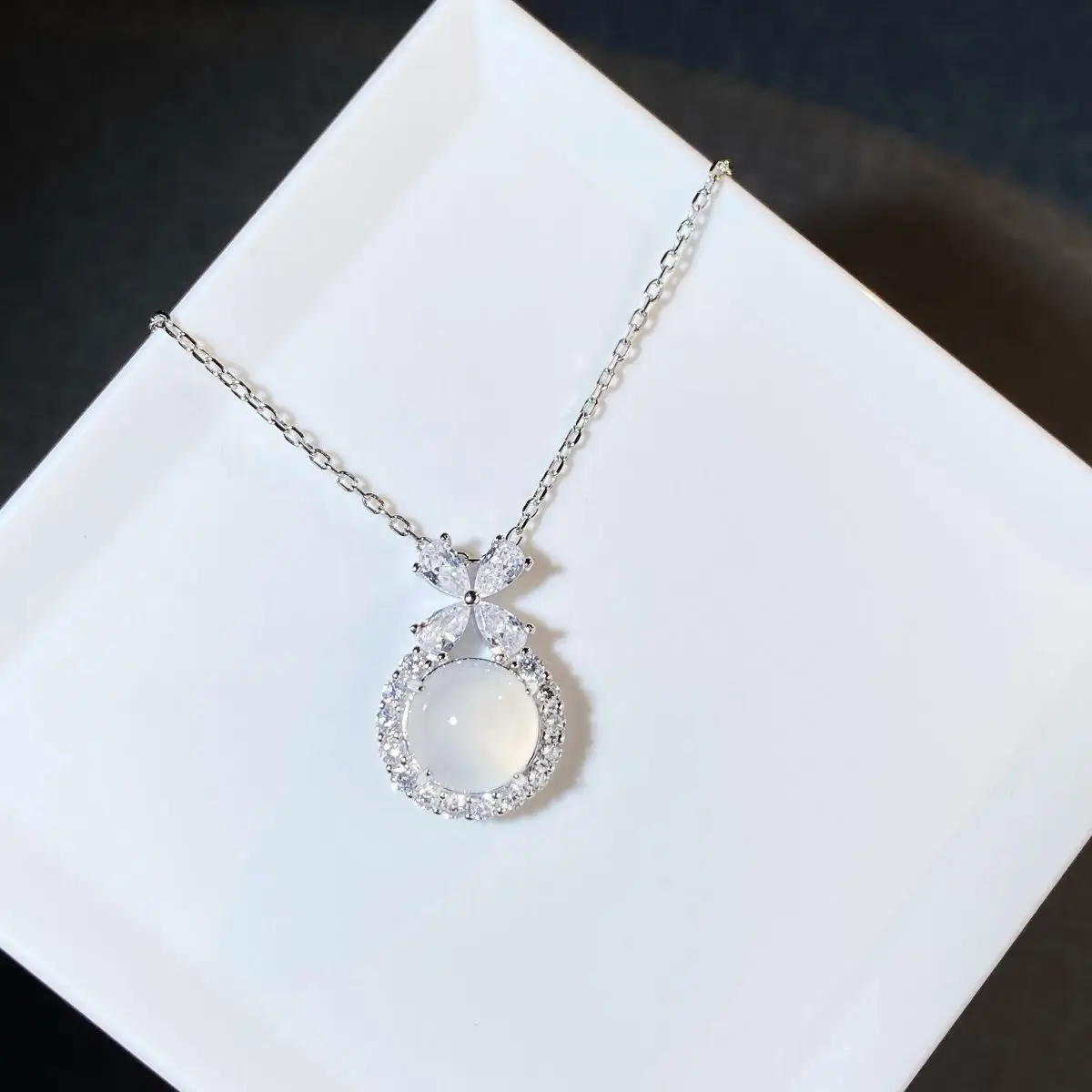 PT950 platinum pendant for women, featuring a butterfly knot design, natural jadeite and white agate, a best-selling item