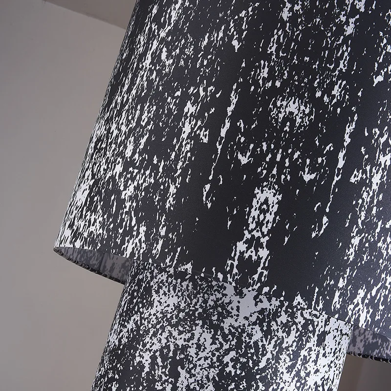 مصباح أرضي لغرفة المعيشة 2025 مصباح إيطالي جديد أنبوبي إبداعي مخصص للأريكة الفنية وزاوية جانبية مصباح ذو إحساس ممتاز