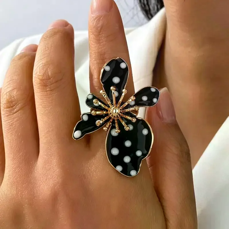 Charming Versatile Light Luxury High End Womens Flower Shape Ring Black White Polka Dots