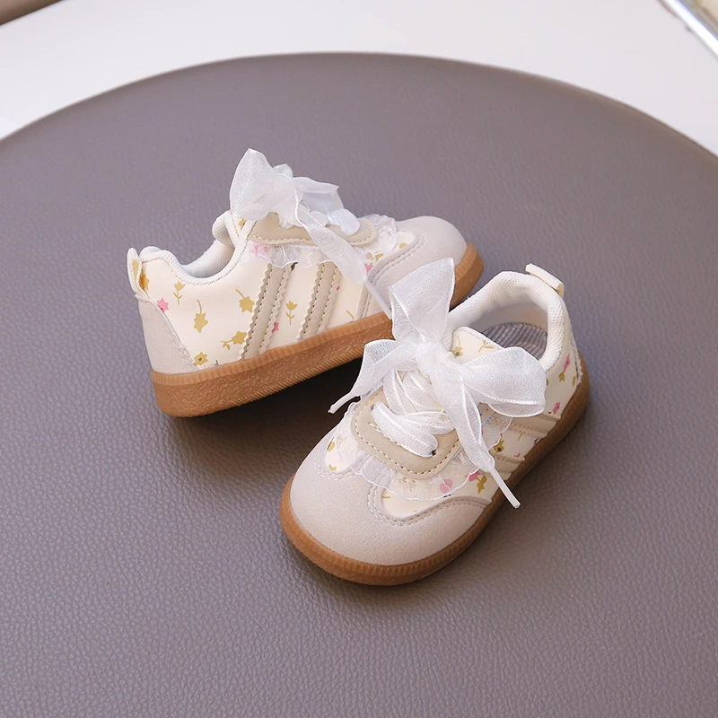 

Спортивная обувь для маленьких девочек с милыми кружевными бантами. Детская повседневная обувь в стиле принцессы. Осень 2023. Новые детские прогулочные туфли. Размер 16-266.