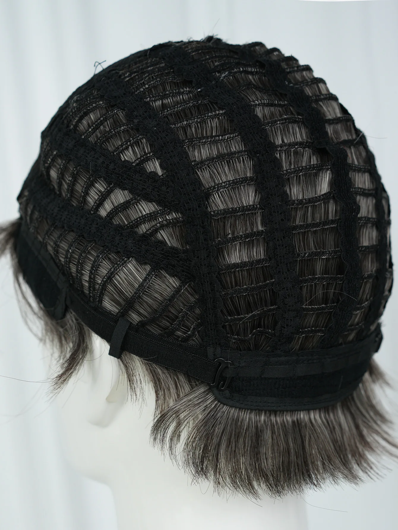 Peruka do cosplay inspirowana Doktorem Zmarnieniem |   Peruka męska w stylu Avengers, szaro-czarna, krótka, z grzywką zasuniętą do tyłu. |   Syntetyczna peruka do kostiumu