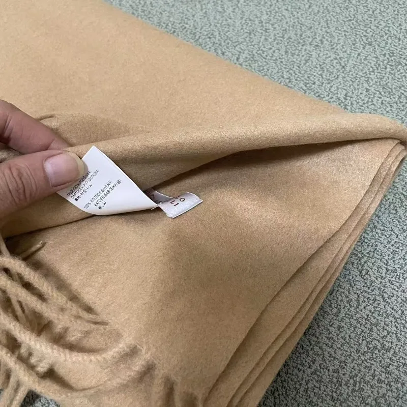 Sciarpa in cashmere ricamata con nuova lettera, tinta unita con sciarpa con etichetta, sciarpa calda e universale resistente al freddo per uomo e donna