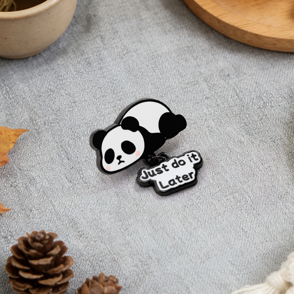 Panda-Prokrastination-Brosche „Just Do It Later“, lustiges Slogan-Abzeichen, Cartoon-Tier-Anhänger, Emaille-Pin, Dekoration zur Stressreduzierung, Geschenk – Detail 6
