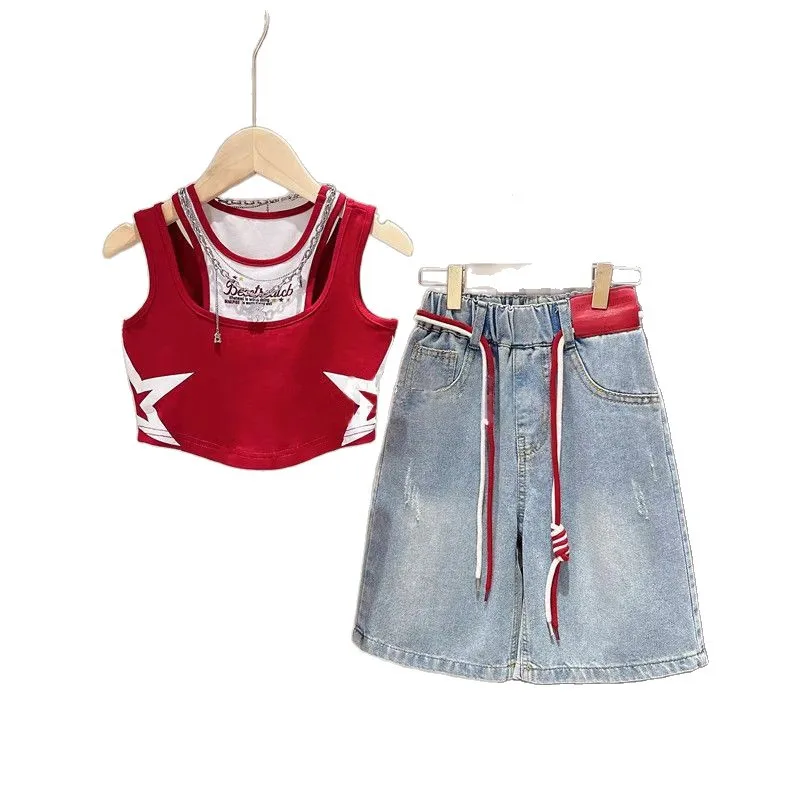 2026New stylish summer outfit for girls: trendy short-sleeve top and fashionable denim shorts two-piece set for older children