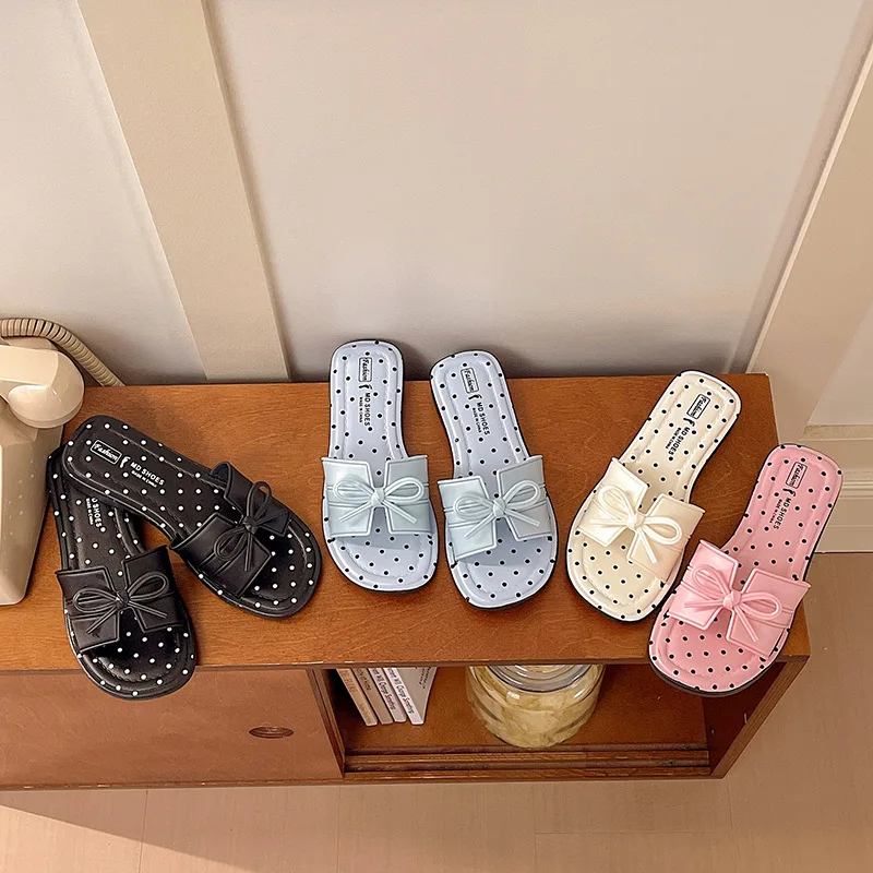 Damen Sommer Neuheit: Stylische Pantoletten mit Schleife, niedrigem Blockabsatz, Polka Dots und offener, eckiger Zehenpartie – Detail 2