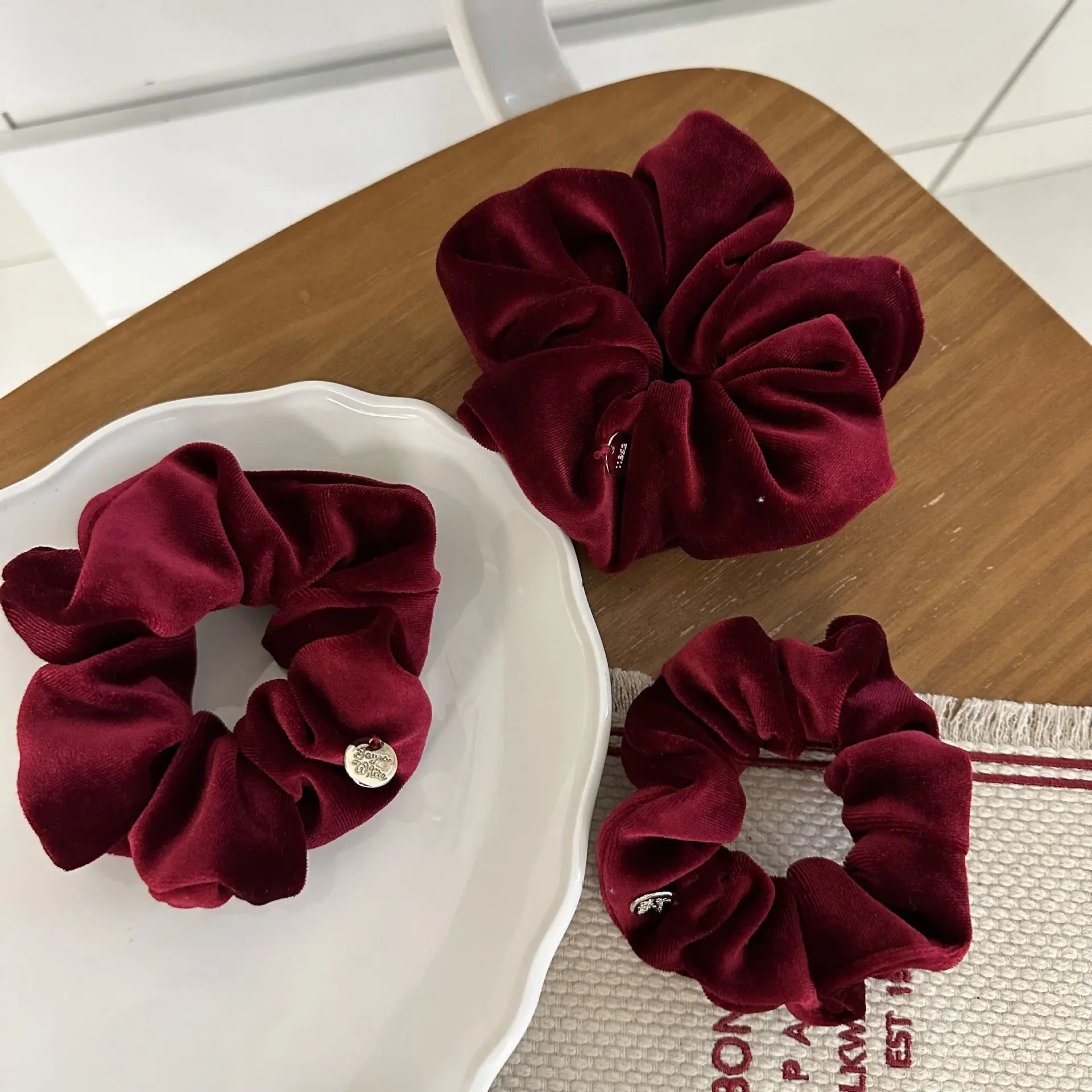 Elásticos de veludo para mulheres, scrunchies de cor sólida, laços, rabo de cavalo, acessórios para cabelo, pequena tabuleta dourada, elegante