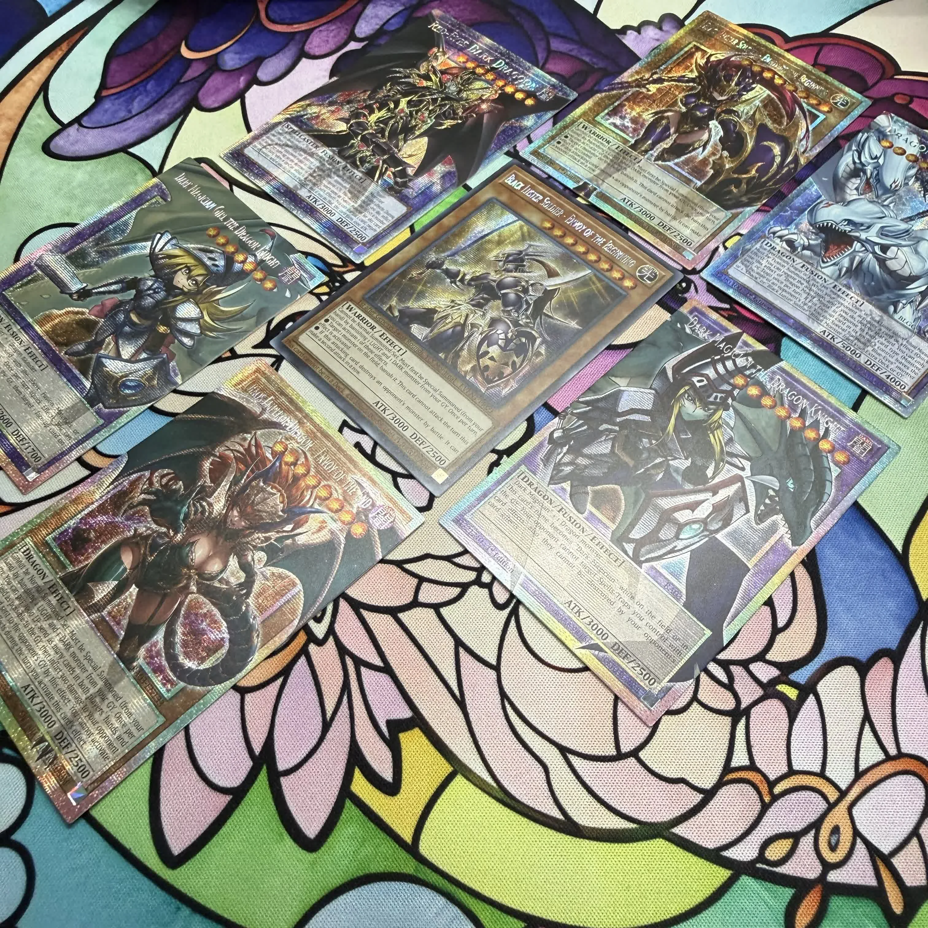 Yu-Gi-Oh Dark Magician Girl, der Drachenritter, der Drachenmeister, Magia, der Drache mit den roten Augen, der dunkle Drache, der Chaos-Kaiser-Drache – Gesandter des Endes – Detail 2